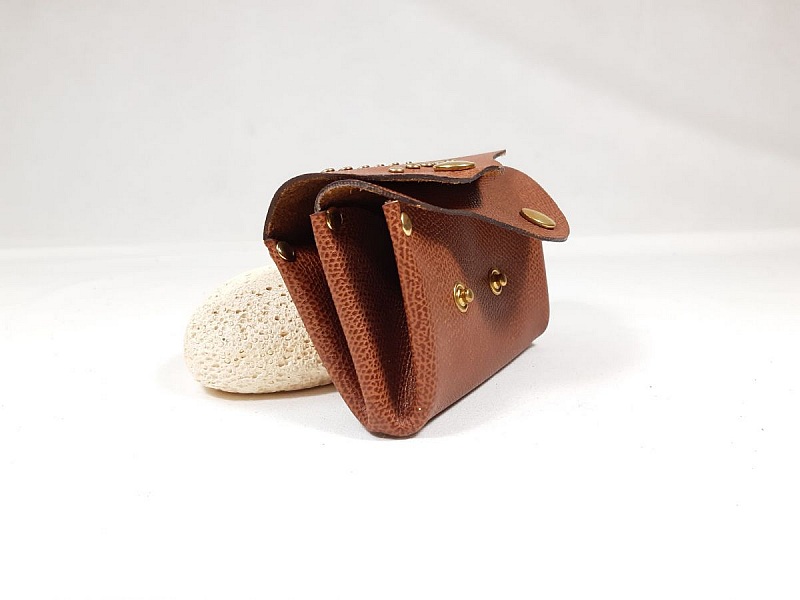 Retro pl&aring;nbok i kornigt n&ouml;tl&auml;der i hasseln&ouml;tsf&auml;rg