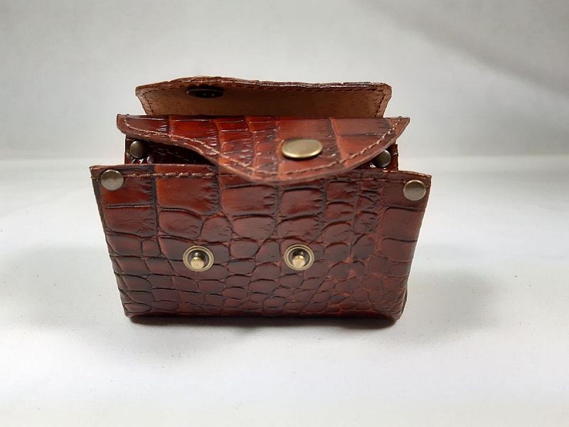 Retro myntv&auml;ska av tryckt kohud.