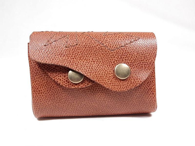 Retro pl&aring;nbok i kornigt n&ouml;tl&auml;der i hasseln&ouml;tsf&auml;rg