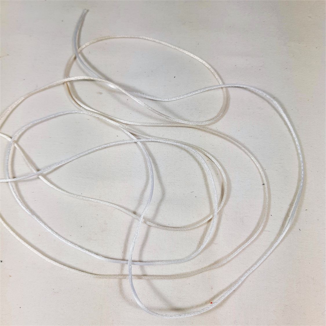 Råttsvans 1 mm syntetiskt material.