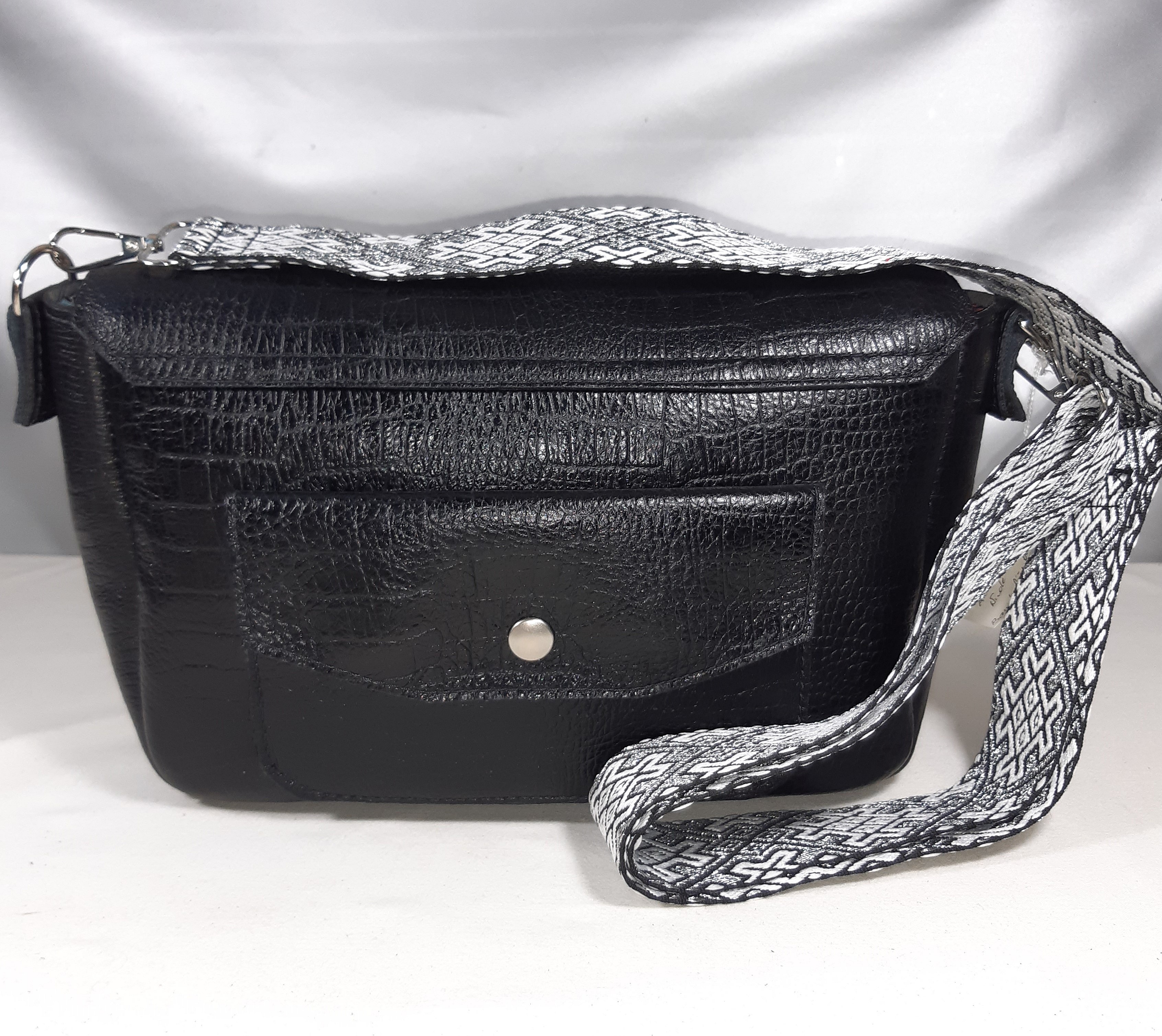 Sac baguette coloris noir fermoir aimant&eacute;.