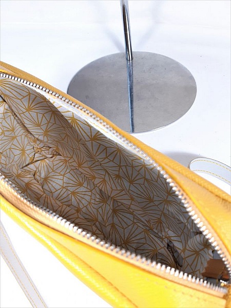 V&auml;ska i ooze-l&auml;der med gul dragkedja.