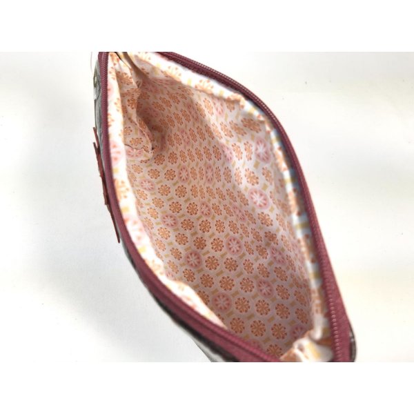 Sminkfodral i krokodilstil i l&auml;der.