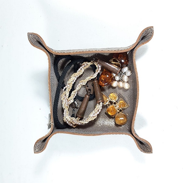 L&auml;derficka, praktisk f&ouml;r f&ouml;rvaring av nycklar, smycken etc.