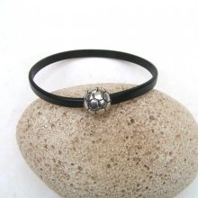Armbandet i kohudläder svart med magnetlås fotboll.