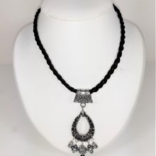 Alla hjärtans dag! Flätat läderhalsband och hänge i antik silvermetall.