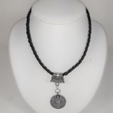 Flätat läderhalsband och hänge i antik silvermetall
