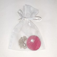 Läder och swaroski kristall medaljong i fushia rosa