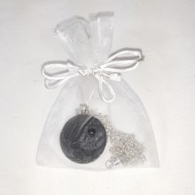 Hänge i mässing och svart läder, natursten cabochon onyx.