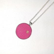 Hänge i mässing och rosa läder, cabochon av natursten i rosakvarts.