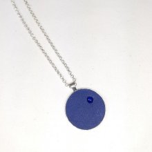 Hänge i mässing och blått läder med lapis lazuli cabochon.